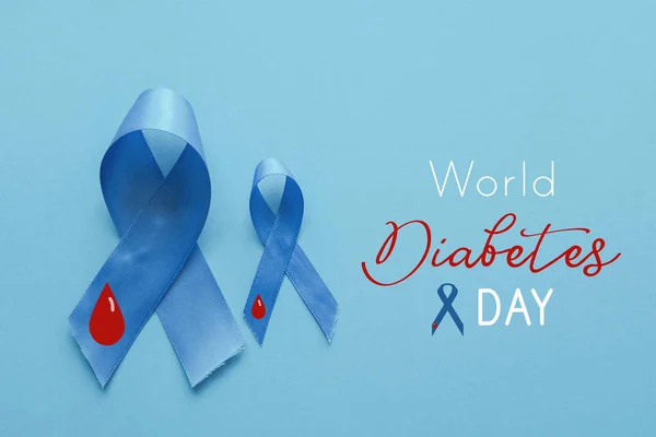 Jasnoniebieskie wstążki z krwią na niebieskim tle, świat diabete — Zdjęcie stockowe