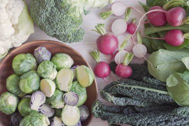 Cruciferous sebzeleri, turp, kales, karnabahar, brokoli, Brüksel lahanası, östrojen hakimiyetinin azaltılması, bitki temelli ve vegan diyeti, lifli sağlıklı besinler 
