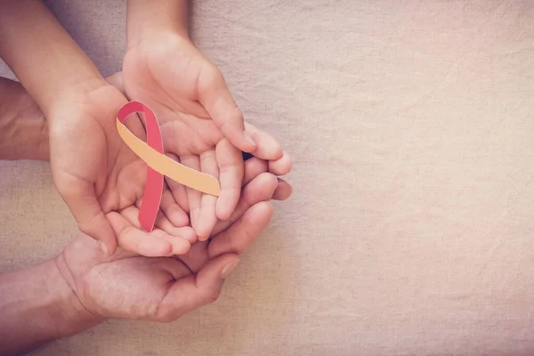 Yetişkin Çocuk Ellerinde Kırmızı Sarı Kurdele Dünya Hepatit Günü Konsepti — Stok fotoğraf
