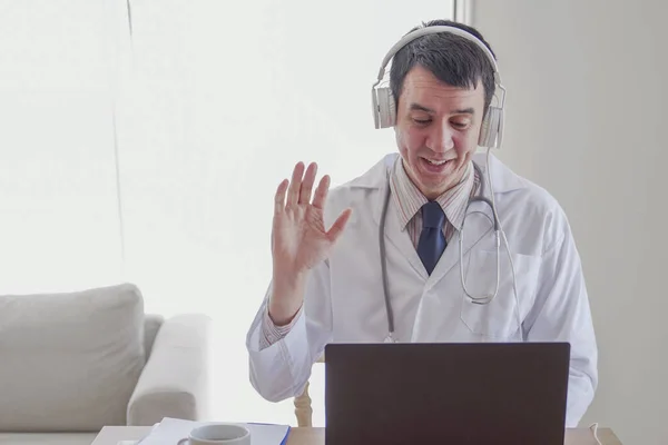 Mixta Raza Asiática Médico Masculino Línea Médico Agitando Mano Trabajando —  Fotos de Stock