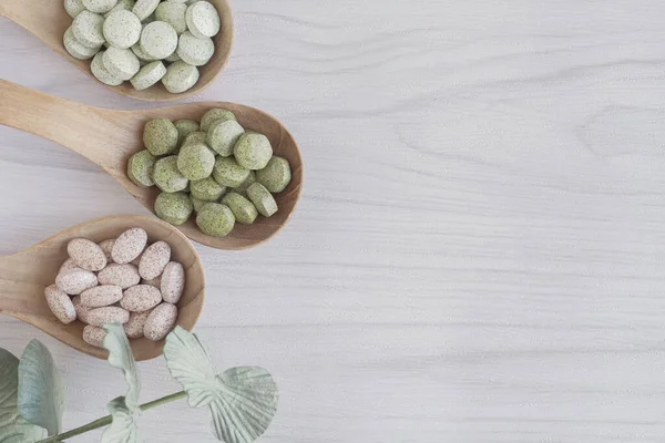 Légumes Crucifères Naturels Comprimés Alternatifs Base Plantes Dans Des Cuillères — Photo