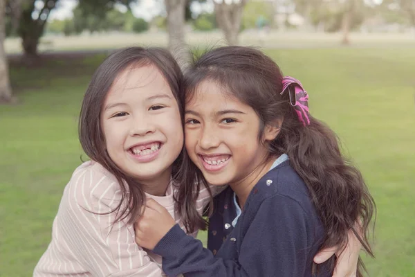 Щасливі Здорові Змішані Раси Молоді Дівчата Обіймаються Посміхаються Парку Кращий — стокове фото