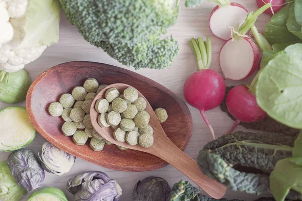 Křižovatkovité Zeleninové Tablety Dřevěné Lžíci Dietní Vlákninové Prebiotické Doplňky Pro — Stock fotografie