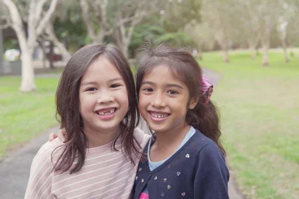 Happy Healthy Mixed Race Young Girls Hugging Souriant Park Best — Photo