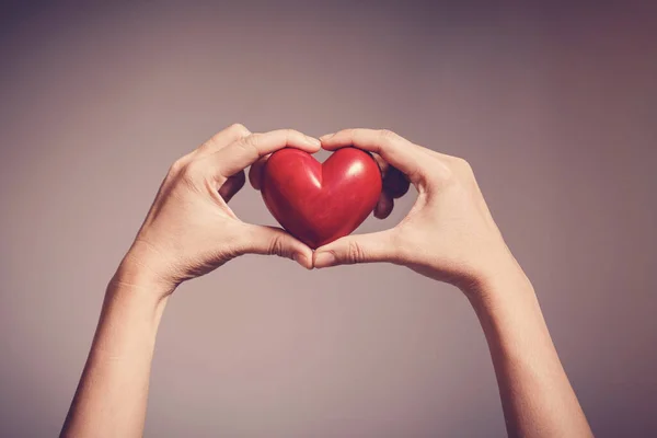 Kvinna Med Rött Hjärta Sjukförsäkring Donation Lycklig Välgörenhet Volontär Koncept — Stockfoto