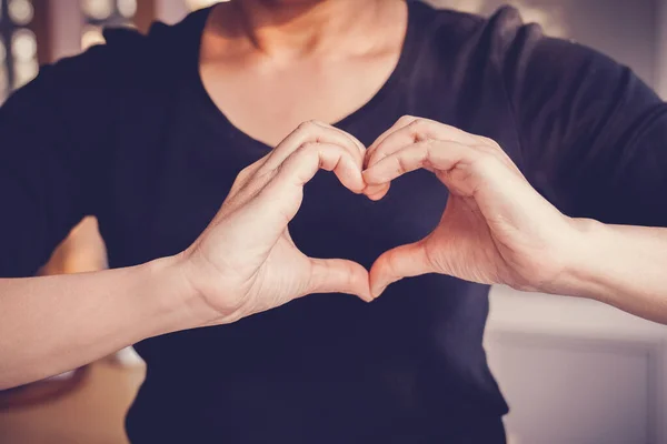 Γυναίκα Κάνοντας Χέρια Σχήμα Καρδιάς Σημάδι Ασφάλιση Υγείας Της Καρδιάς — Φωτογραφία Αρχείου