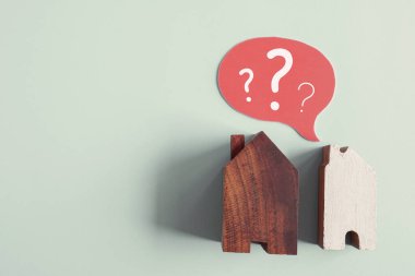 Soru işaretli ahşap evler, konut krizi, karışık karar, güvensiz yatırım, doğru emlak konseptini seçmek