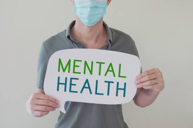 MENTAL Sağlık tabelasını tutan maskeli adamın yardıma ihtiyacı var.