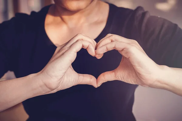 Жінка Робить Руки Формі Серця Страхування Серця Соціальна Відповідальність Вдячність — стокове фото