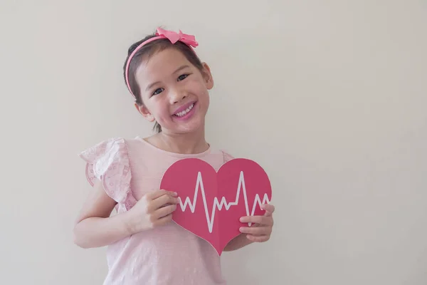 Enfant Métis Tenant Grand Cœur Rouge Avec Cardiogramme Soins Santé — Photo