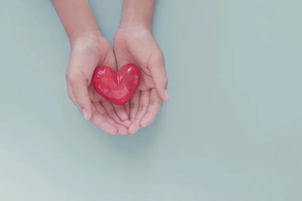 Manos Que Sostienen Corazón Rojo Donación Órganos Bienestar Seguro Médico — Foto de Stock