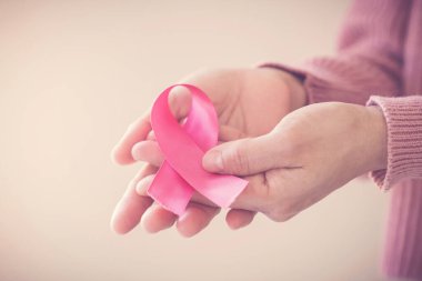Pembe kurdeleli pembe bluzlu kadın, göğüs kanseri farkındalığı, ekimde pembe, dünya kanser günü konsepti