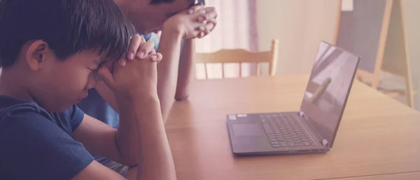 Peuter Jongen Bidden Met Vader Ouder Met Laptop Familie Kinderen — Stockfoto