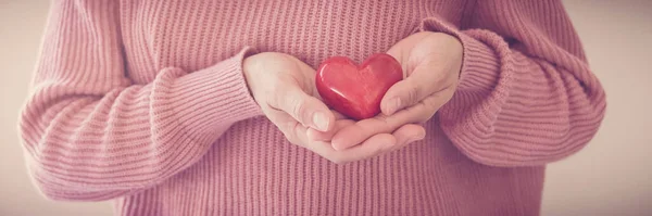 Vrouw Met Rood Hart Ziektekostenverzekering Donatie Gelukkige Liefdadigheid Vrijwilliger Concept — Stockfoto