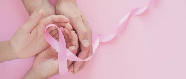 Erwachsenen Und Kinderhände Mit Rosa Schleife Brustkrebsbewusstsein Oktober Rosa Konzept — Stockfoto