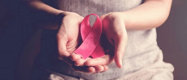 Mujer Sosteniendo Cinta Rosa Conciencia Cáncer Mama Concepto Rosa Octubre — Foto de Stock