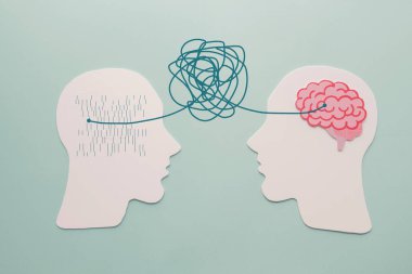 Kağıt kafalar ve düzensiz beyin, dünya akıl sağlığı günü, Alzheimer ve Psikoloji konsepti