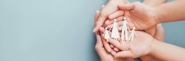 Yetişkin ve çocuk elleri kağıt aile kesimi, aile evi konsepti
