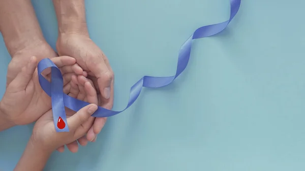 Mãos Adulto Criança Segurando Fita Azul Com Sangue Vermelho Dia — Fotografia de Stock