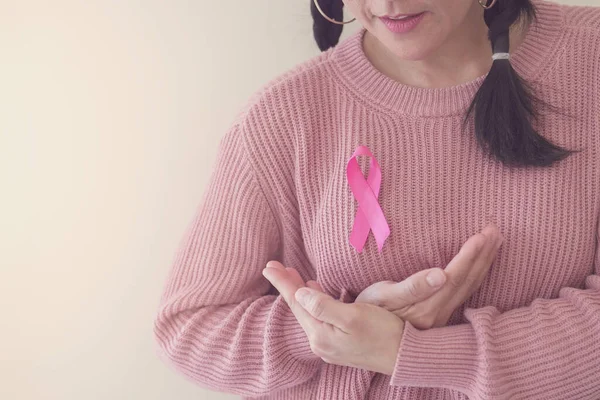Frau Trägt Rosa Top Mit Rosa Schleife Brustkrebs Bewusstsein — Stockfoto