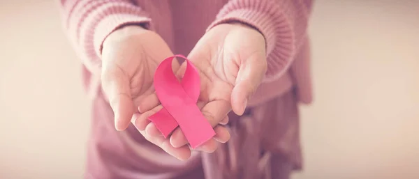 Mãos Mulher Segurando Fita Rosa Consciência Câncer Mama — Fotografia de Stock