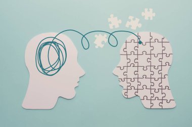 Kağıt kafalar ve düzensizlik yap-boz beyni, dünya akıl sağlığı günü, Alzheimer ve Psikoloji konsepti
