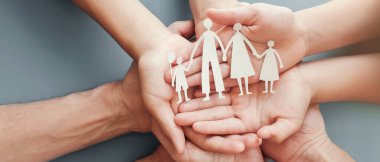 Yetişkin ve çocuk elleri kağıt aile kesimi, aile evi, koruyucu aile, evsiz hayır kurumu destek konsepti, aile sağlığı, uluslararası aileler günü