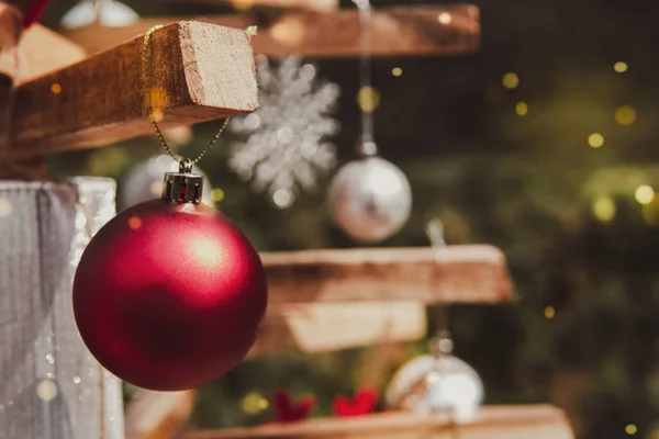 Kerstversiering Kerstbal Eco Herbruikbare Rustieke Boom Feestelijke Achtergrond — Stockfoto