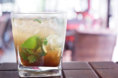 Serin içecekler ve yaz alkollü kokteyl, ahşap masa, mesaj için yer