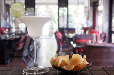 Serin içecekler ve yaz alkollü kokteyl, ahşap masa, mesaj için yer