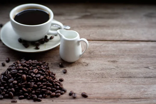 Koffiekop Koffiebonen Oude Houten Tafel Achtergrond Ruimte Voor Tekst — Stockfoto