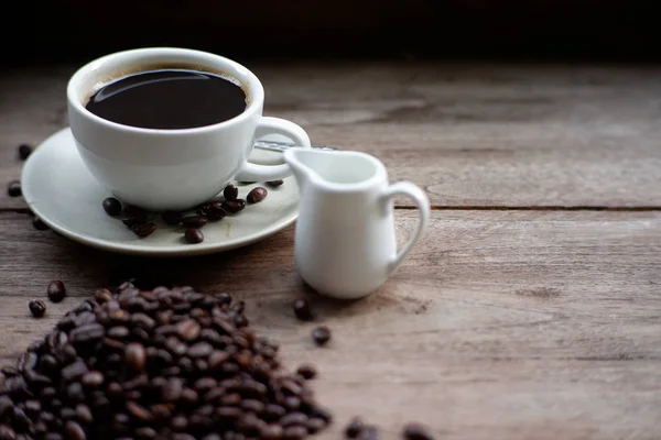 Kaffeetasse Und Kaffeebohnen Auf Altem Holztischhintergrund Platz Für Text — Stockfoto