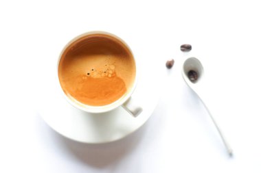 Eski ahşap arka planda kahve ve kahve çekirdekleri, mesaj için yer