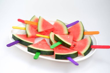 Ahşap arka planda karpuz dilimi