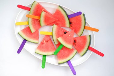 Ahşap arka planda karpuz dilimi