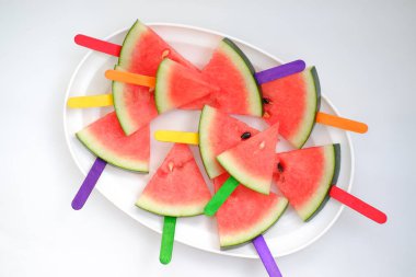 Beyaz arkaplanda karpuz dilimi