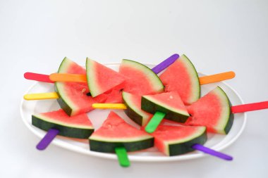 Beyaz arkaplanda karpuz dilimi