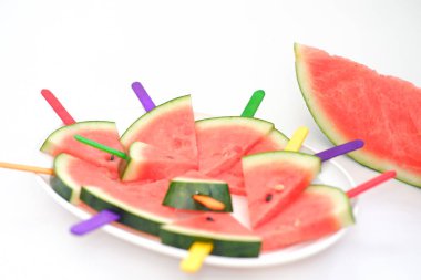 Beyaz arkaplanda karpuz dilimi