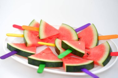 Beyaz arkaplanda karpuz dilimi
