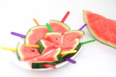 Beyaz arkaplanda karpuz dilimi
