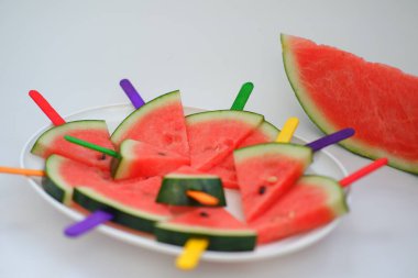 Beyaz arkaplanda karpuz dilimi