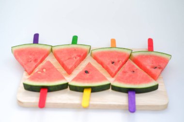 Beyaz arkaplanda karpuz dilimi