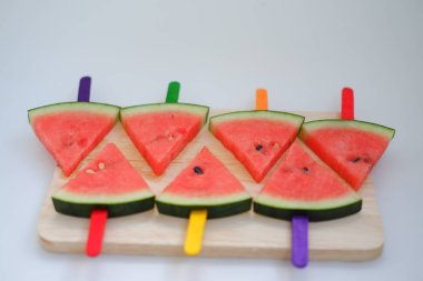 Beyaz arkaplanda karpuz dilimi