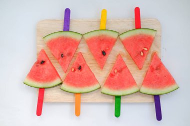 Beyaz arkaplanda karpuz dilimi