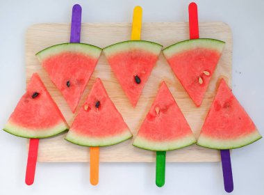 Beyaz arkaplanda karpuz dilimi