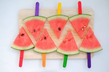 Beyaz arkaplanda karpuz dilimi