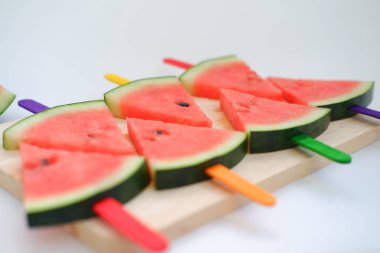 Beyaz arkaplanda karpuz dilimi