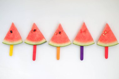 Beyaz arkaplanda karpuz dilimi