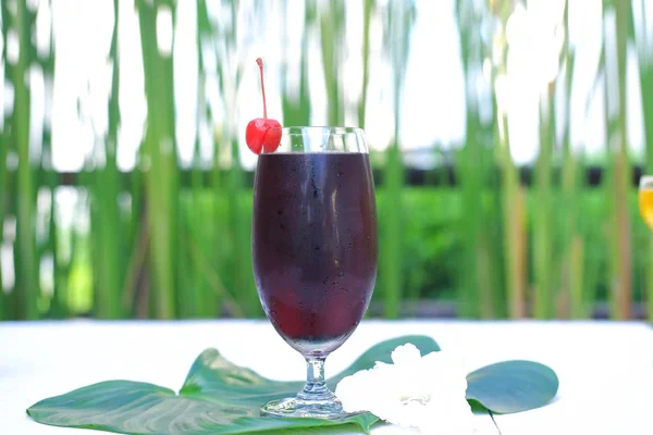 Bebidas Frescas Coquetel Alcoólico Verão Mesa Madeira Espaço Para Texto — Fotografia de Stock