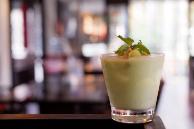 Serin içecekler ve ahşap masada avokado içecekleri, mesaj için yer.